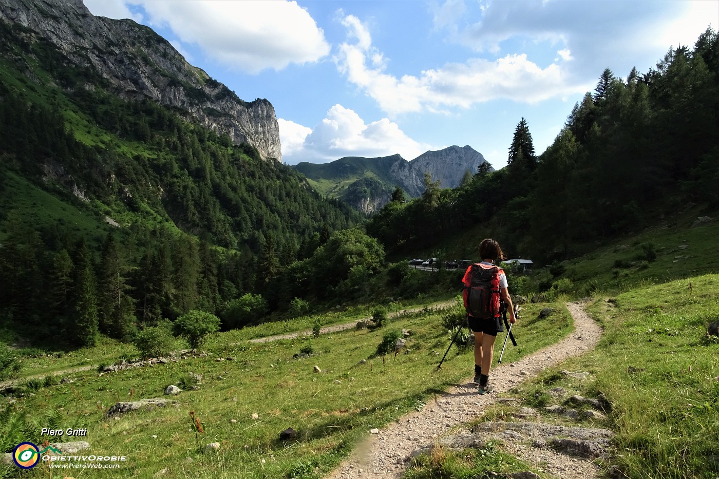 96 Rientriamo, chiudendo il lungo anello, al parcheggio delle Baite di Mezzeno (1570 m).JPG